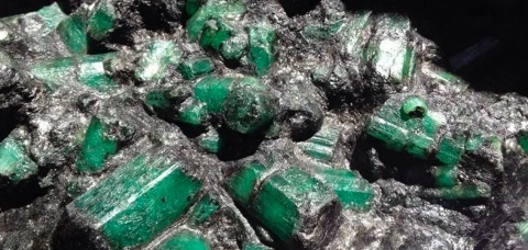 A gema, conhecida como canga de esmeralda, possui uma coloração verde-musgo e apresenta dimensões de 60 cm de altura, 20 cm de largura e 20 cm de profundidade. Foto: Divulgação
